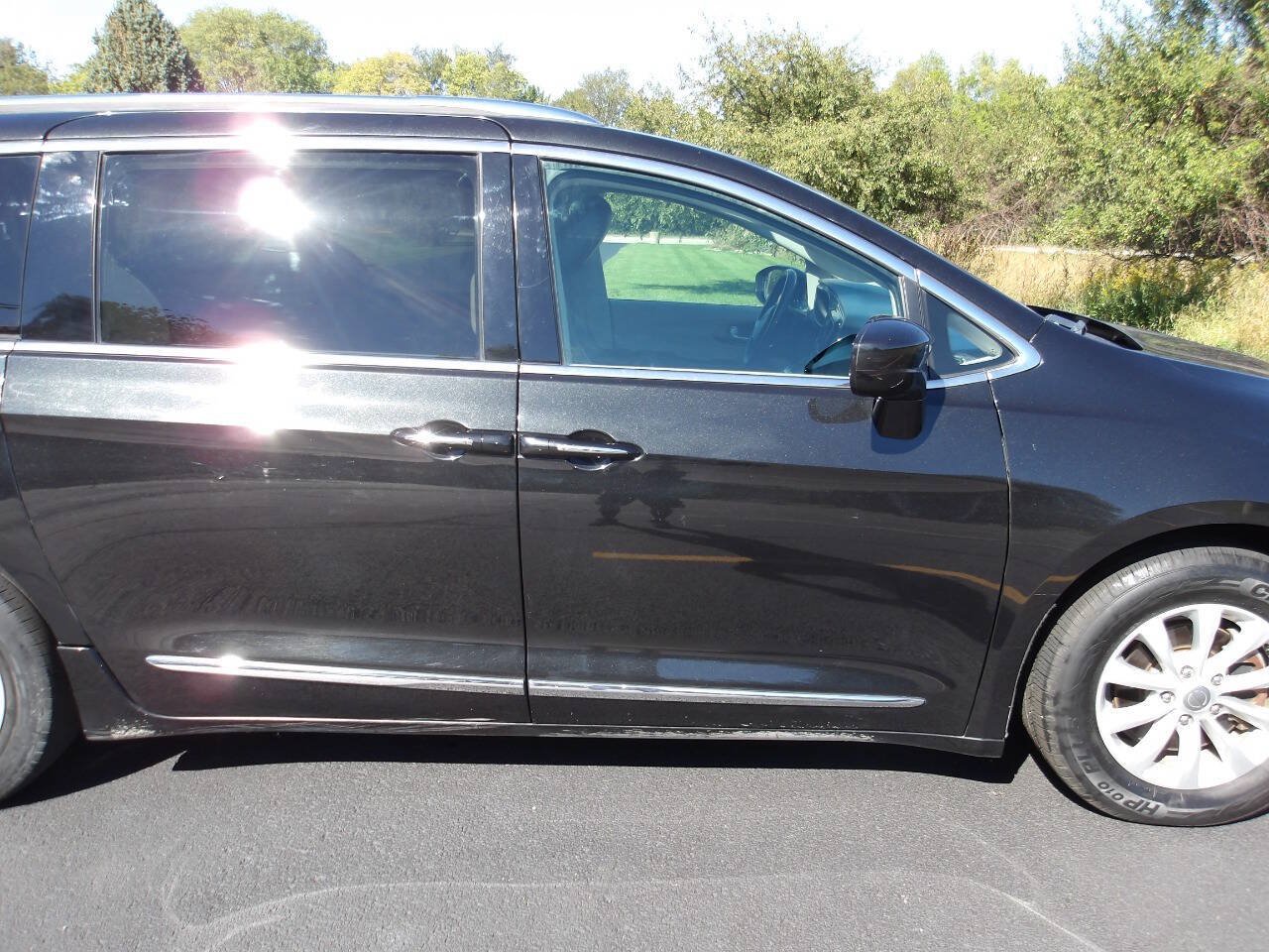 Used 2018 Chrysler Pacifica Touring-L FWD image 32
