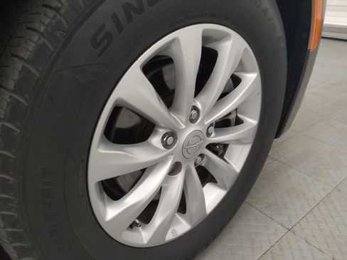 Used 2018 Chrysler Pacifica Touring-L FWD image 31