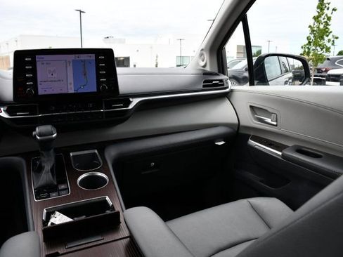 Used 2023 Toyota Sienna XLE w/ XLE Plus Package FWD image 17