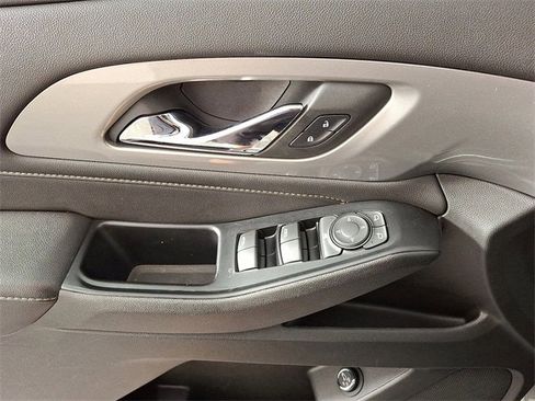 Used 2022 Chevrolet Traverse LT image 13