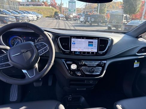 New 2026 Chrysler Pacifica Select image 14