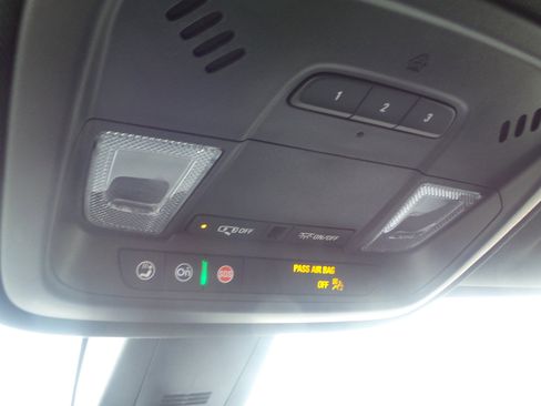 Used 2023 Chevrolet Traverse LT image 25