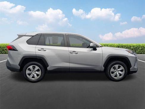 Used 2022 Toyota RAV4 LE FWD image 3