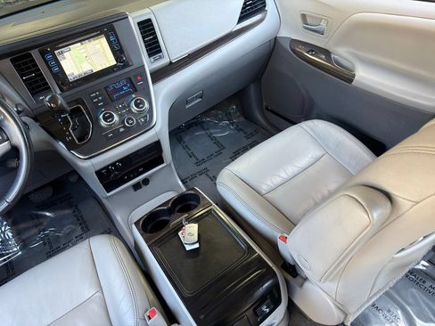 Used 2017 Toyota Sienna XLE Premium FWD image 9