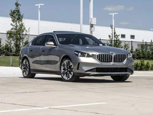 Used 2025 BMW 530i w/ Premium Package RWD image 2