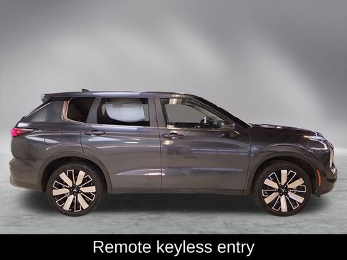 Used 2025 Mitsubishi Outlander SE image 5