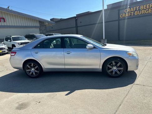 Used 2011 Toyota Camry LE image 2