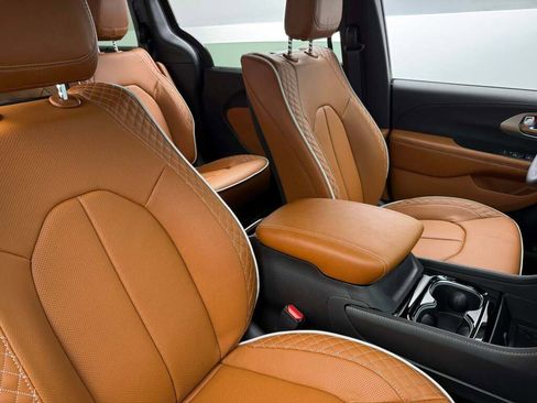 New 2026 Chrysler Pacifica Pinnacle image 18
