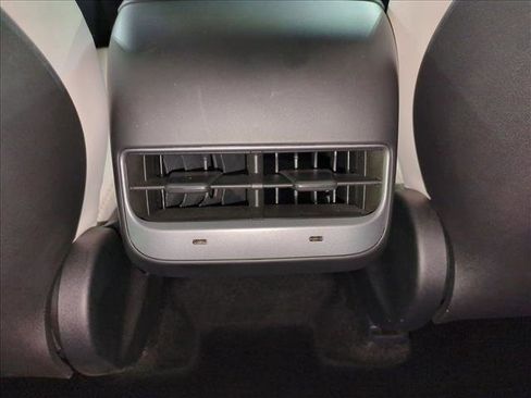 Used 2024 Tesla Model Y 2WD image 18