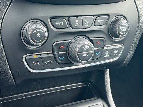 Used 2021 Jeep Cherokee Limited AWD/4WD image 29