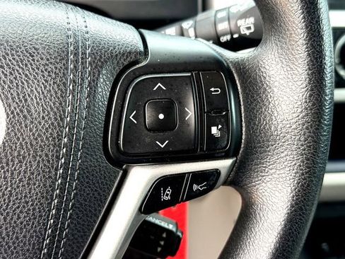 Used 2018 Toyota Highlander LE image 12