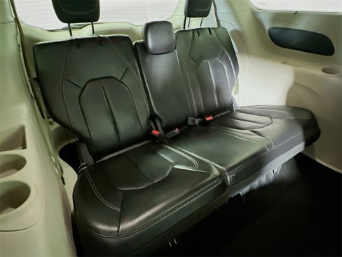 Used 2022 Chrysler Pacifica Touring-L image 24