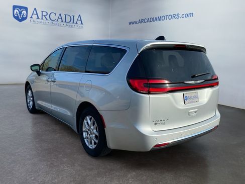 Used 2023 Chrysler Pacifica Touring-L FWD image 3
