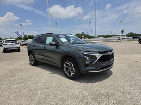 Used 2025 Chevrolet Trax LT FWD image 20