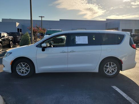 Used 2023 Chrysler Voyager LX FWD image 7
