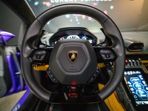 Used 2022 Lamborghini Huracan EVO image 7
