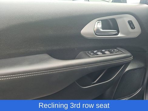 Used 2025 Chrysler Pacifica Limited image 12