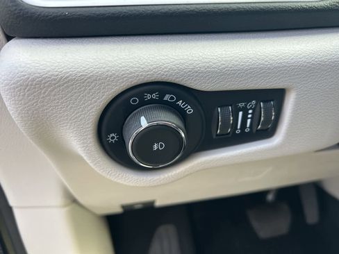 Used 2023 Chrysler Pacifica Touring-L image 22