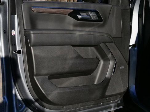 Used 2025 Chevrolet Suburban Premier image 31