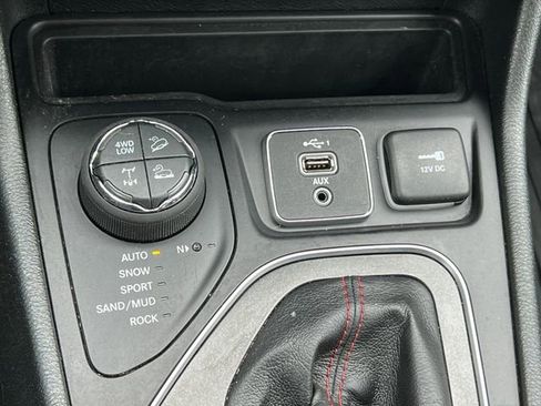 Used 2023 Jeep Cherokee Trailhawk AWD/4WD image 28
