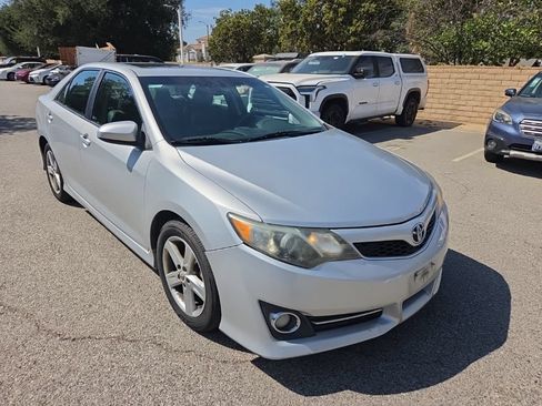Used 2012 Toyota Camry SE w/ Leather Pkg FWD image 7
