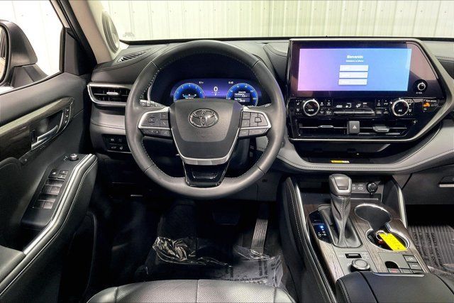 Used 2023 Toyota Highlander Limited AWD/4WD image 5
