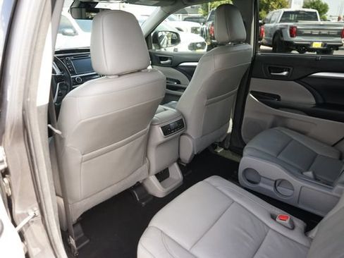 Used 2017 Toyota Highlander XLE FWD image 12