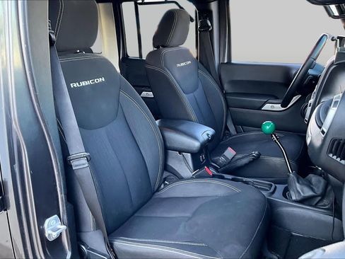 Used 2016 Jeep Wrangler Unlimited Rubicon w/ Connectivity Group AWD/4WD image 9
