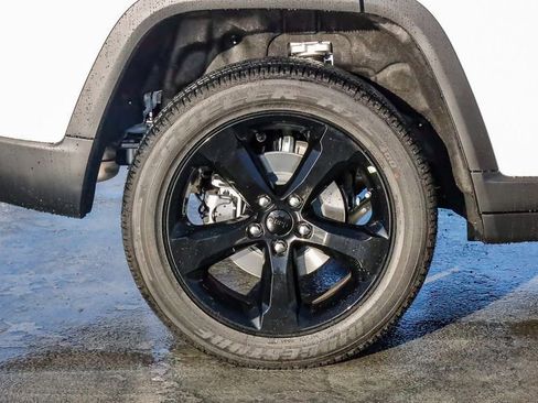 New 2025 Jeep Grand Cherokee Altitude image 12