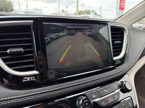 Used 2023 Chrysler Pacifica Touring-L FWD image 21