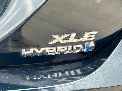 Used 2020 Toyota Camry XLE image 12