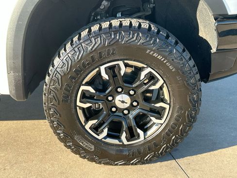 Used 2025 Chevrolet Silverado 1500 ZR2 w/ Technology Package AWD/4WD image 10