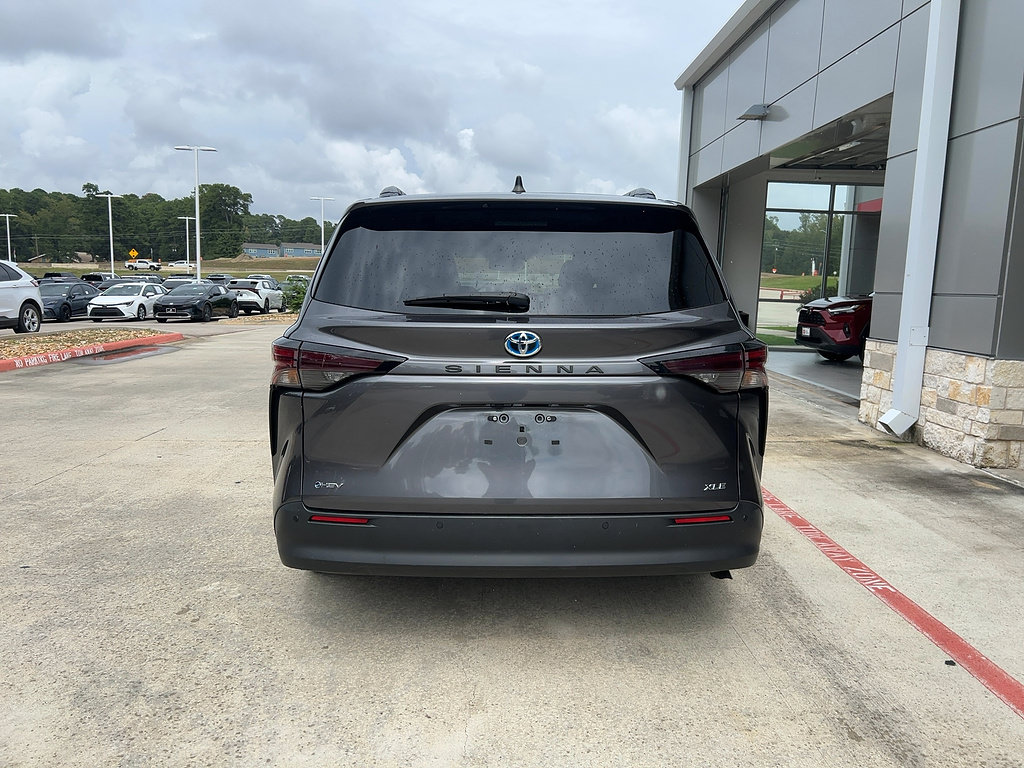 Used 2025 Toyota Sienna XLE FWD image 3
