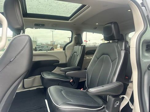 Used 2024 Chrysler Pacifica Limited FWD image 23