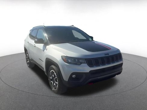 Used 2025 Jeep Compass Trailhawk AWD/4WD image 3