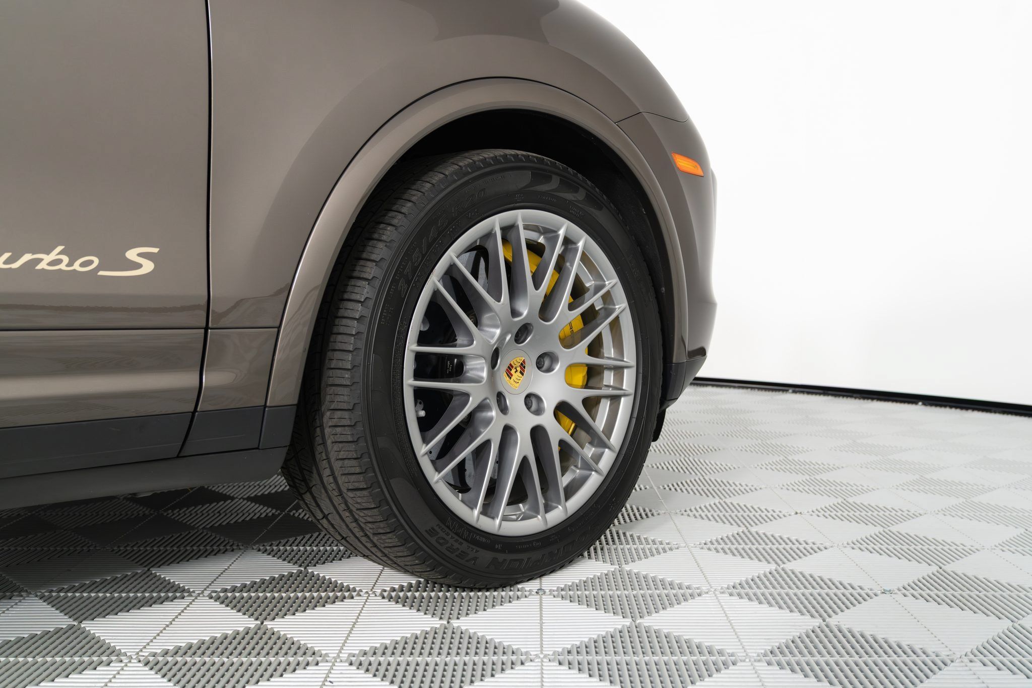 Used 2016 Porsche Cayenne Turbo S AWD/4WD image 27