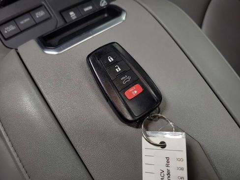 Used 2022 Toyota Highlander XLE AWD/4WD image 15