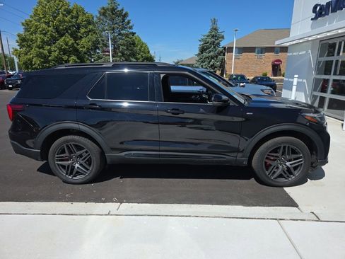 Used 2025 Ford Explorer ST-Line w/ ST-Line Street Pack AWD/4WD image 3