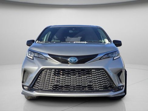 Used 2021 Toyota Sienna XSE FWD image 3