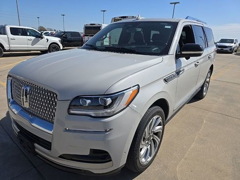 Used 2023 Lincoln Navigator Reserve image 2