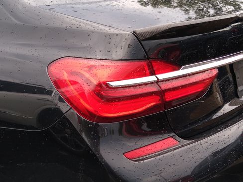 Used 2019 BMW 750i w/ Executive Package RWD image 10