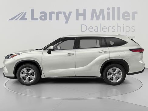 Used 2021 Toyota Highlander LE FWD image 3