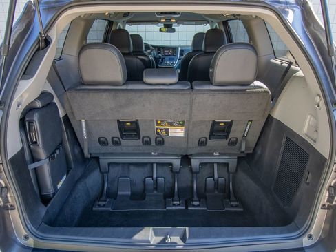 Used 2018 Toyota Sienna SE image 45