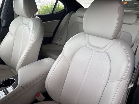Used 2024 Genesis G70 2.5T image 6