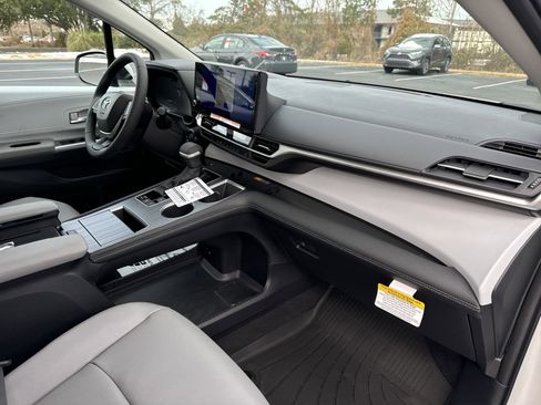 New 2025 Toyota Sienna XLE image 36