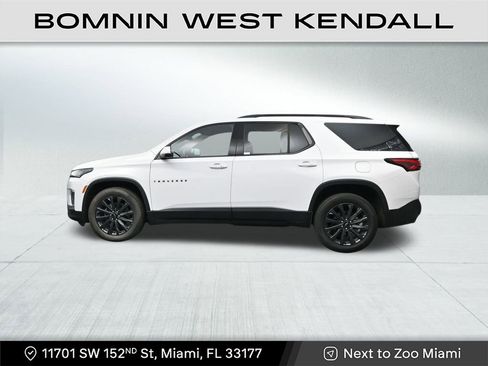 Used 2023 Chevrolet Traverse RS image 2