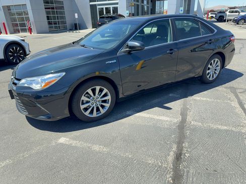 Used 2015 Toyota Camry XLE w/ Moonroof Package FWD image 3