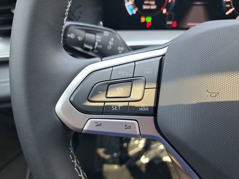 New 2025 Volkswagen Tiguan SE image 30