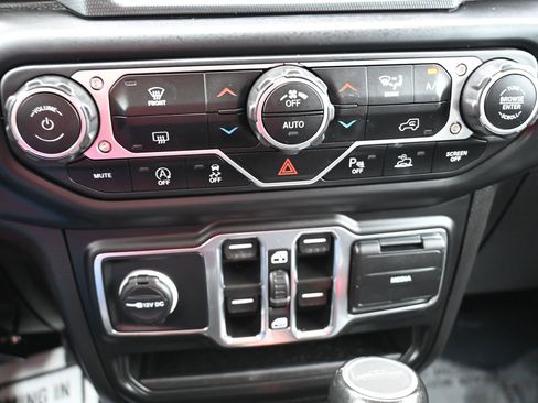 Used 2023 Jeep Gladiator Overland image 15