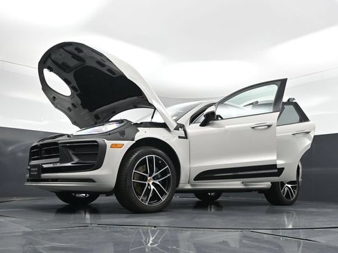 Used 2025 Porsche Macan AWD/4WD image 33